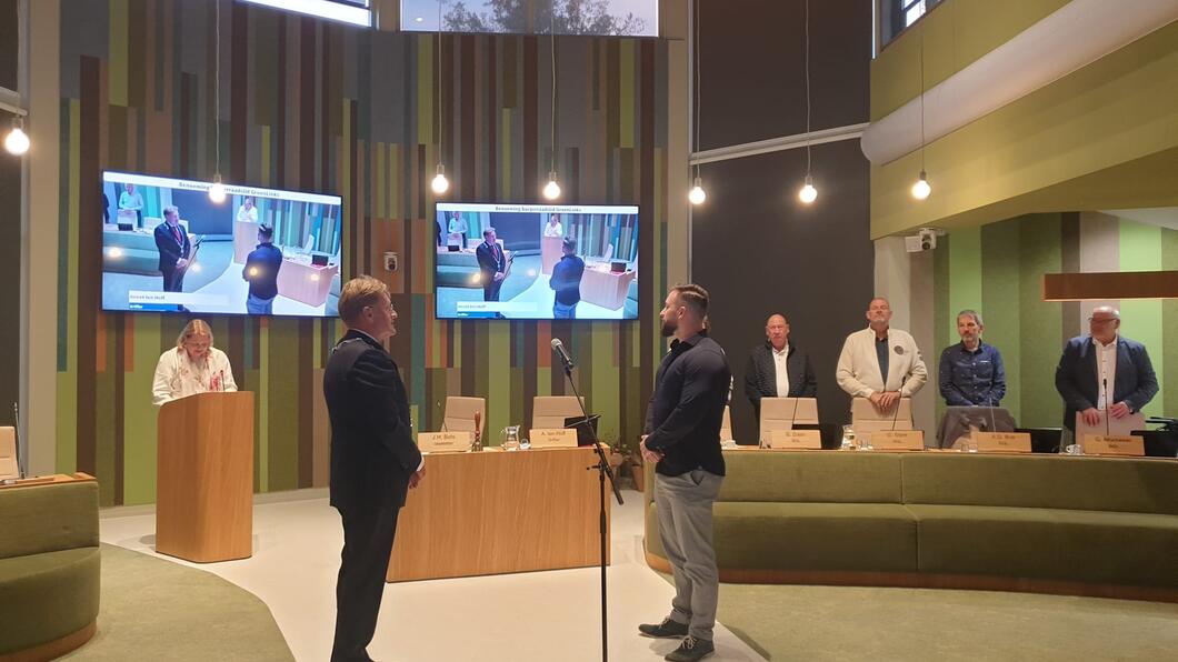 foto installatie Dennis Metin als burgerraadslid