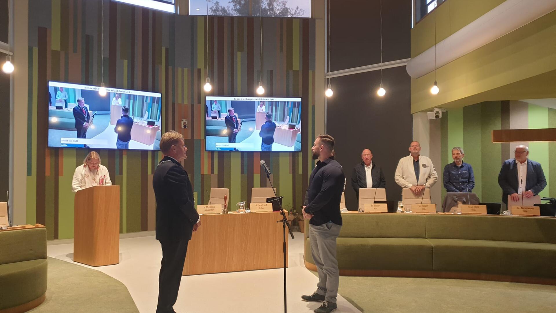 foto installatie Dennis Metin als burgerraadslid